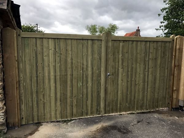 Gates installed in Abingdon - front view